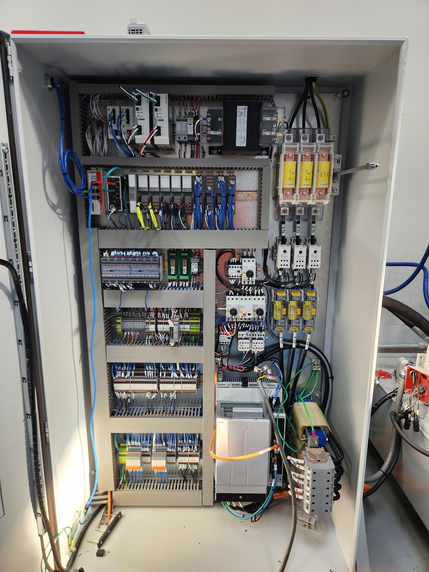 Tablou electric modernizat prin retrofit pentru control și siguranță îmbunătățite.